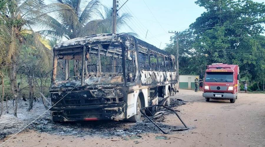 Incêndio destrói ônibus em Volta Grande e atinge rede elétrica