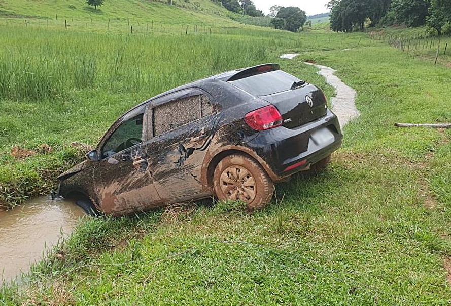 Acúmulo de lama causa acidente na estrada Cataguases-Leopoldina