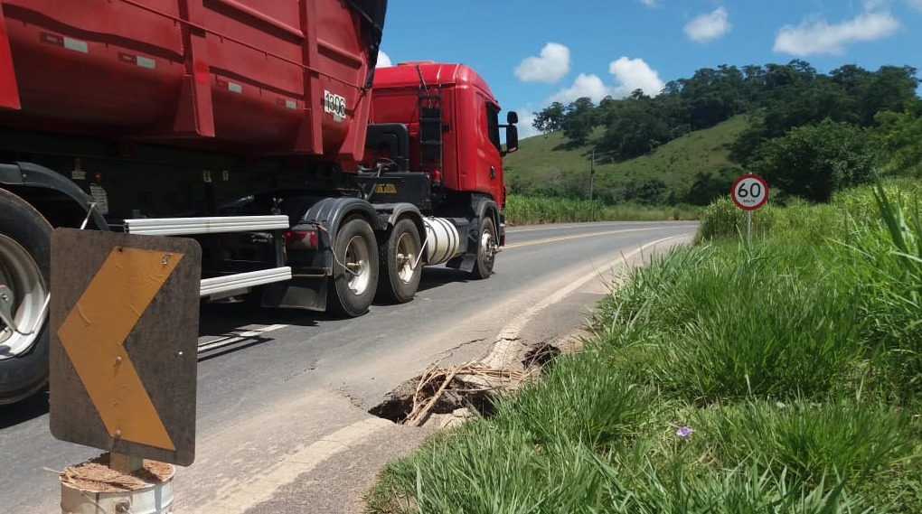 Além de buracos, cratera invade a BR-116 e preocupa motoristas