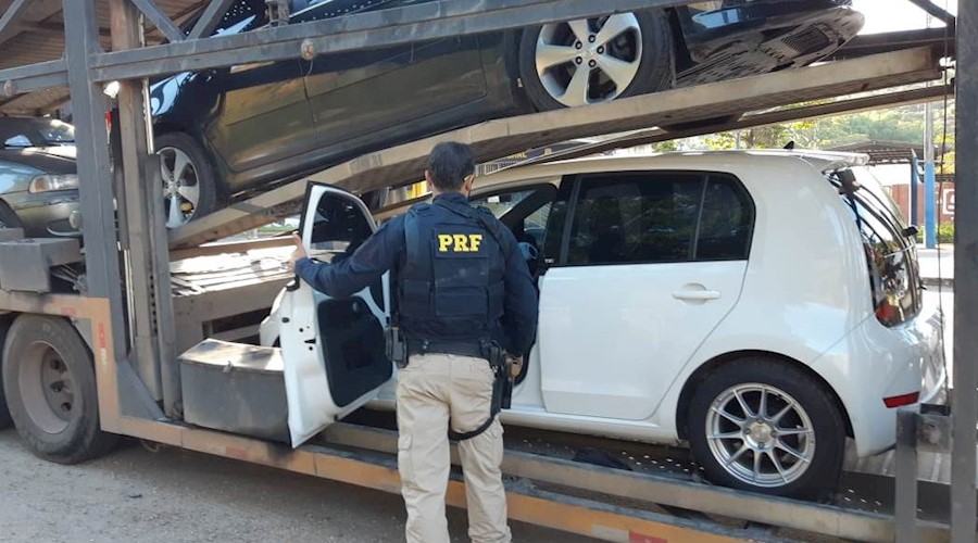 Operação da PRF recupera carro roubado e apreende arma de fogo
