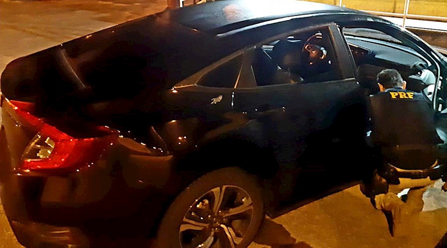 Motorista é preso na BR-116 com documentação falsa de carro roubado