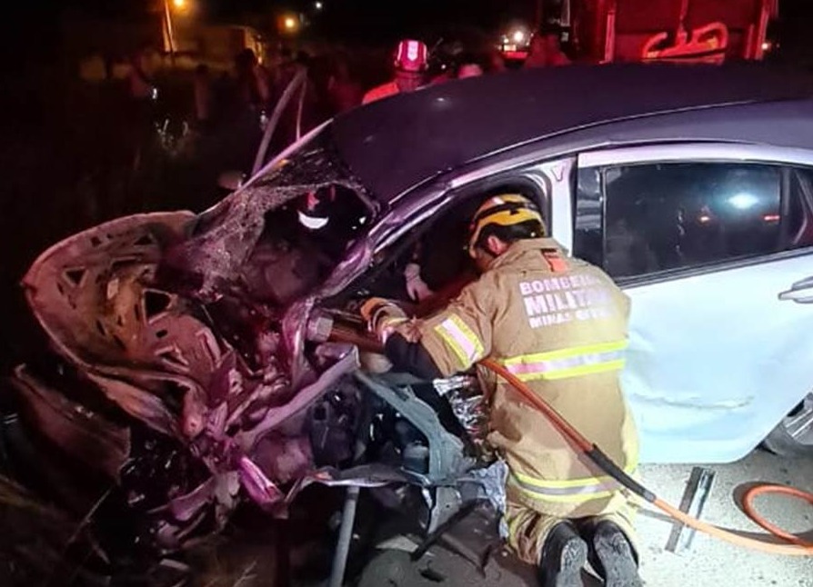 Acidente entre carro e caminhão deixa motorista gravemente ferido em Leopoldina