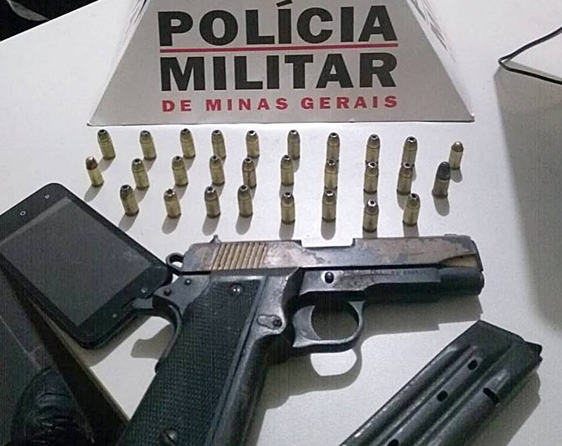 Após fugir, homem é preso pela PM com arma e 28 munições em Leopoldina