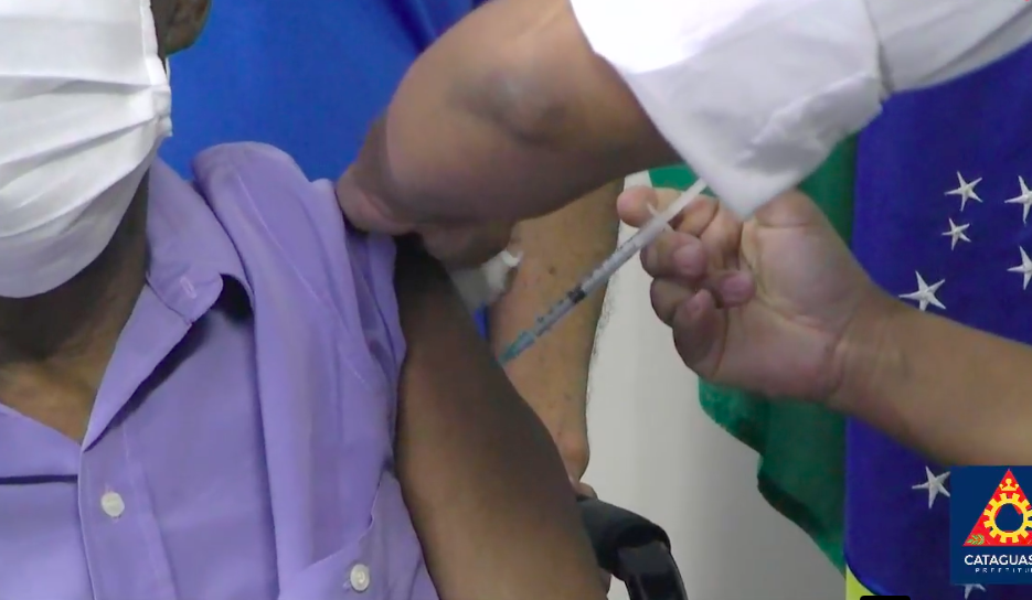 Governo de Minas organiza a vacinação contra a covid-19 em idosos
