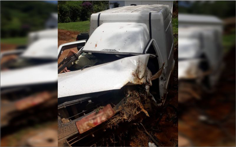 Acidente deixa dois feridos em estrada rural em Cataguases