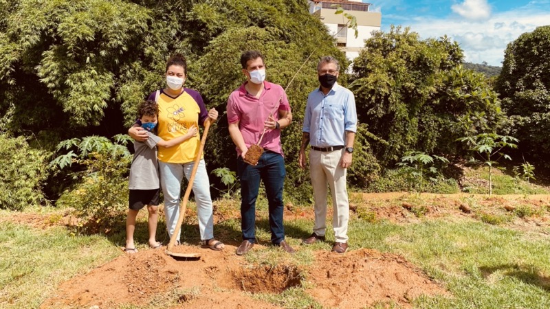 Coletivo Lélias planta árvores em homenagem às vítimas da Covid em Cataguases