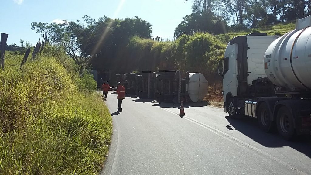 Estrada Miraí-Muriaé está interditada por causa de um acidente
