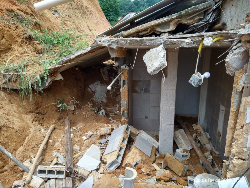 Barranco desmorona, invade casa e uma mulher fica ferida