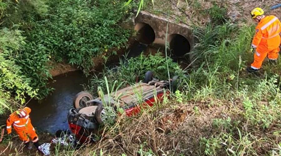 Motorista cai em ribanceira na BR-120 entre Cataguases e Leopoldina