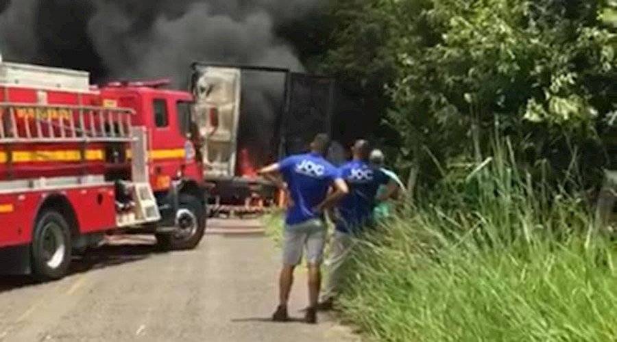 Caminhão de rede de lojas é incendiado próximo a Piacatuba, em Leopoldina