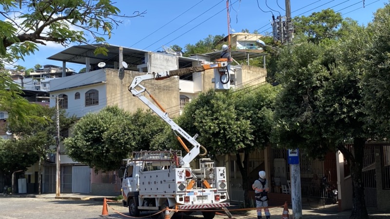 Objeto lançado contra a rede elétrica deixa mais de 12 mil pessoas sem energia