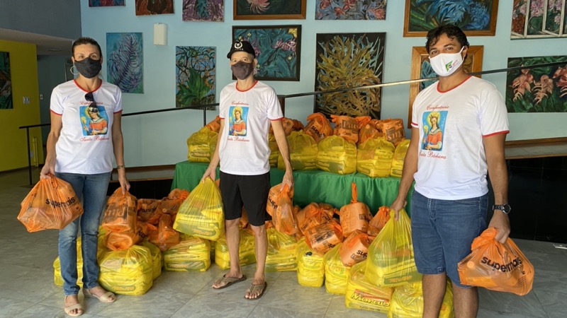 Centro Cultural Sicoob Coopemata doa cestas básicas e kit higiene