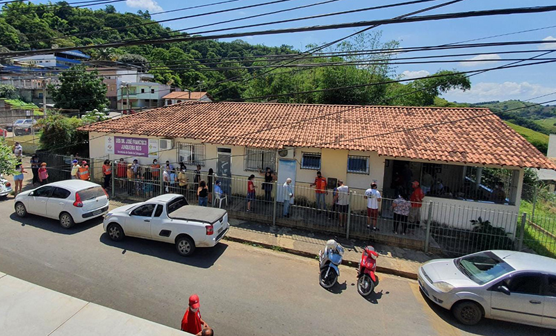 Prefeitura organiza fila de vacinação no posto de Saúde do Bandeirantes