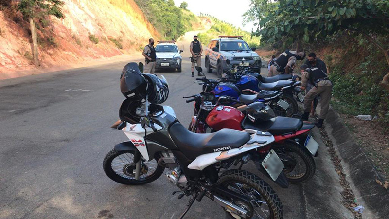 Polícia Militar encerra evento clandestino com motos na Estrada da Empa