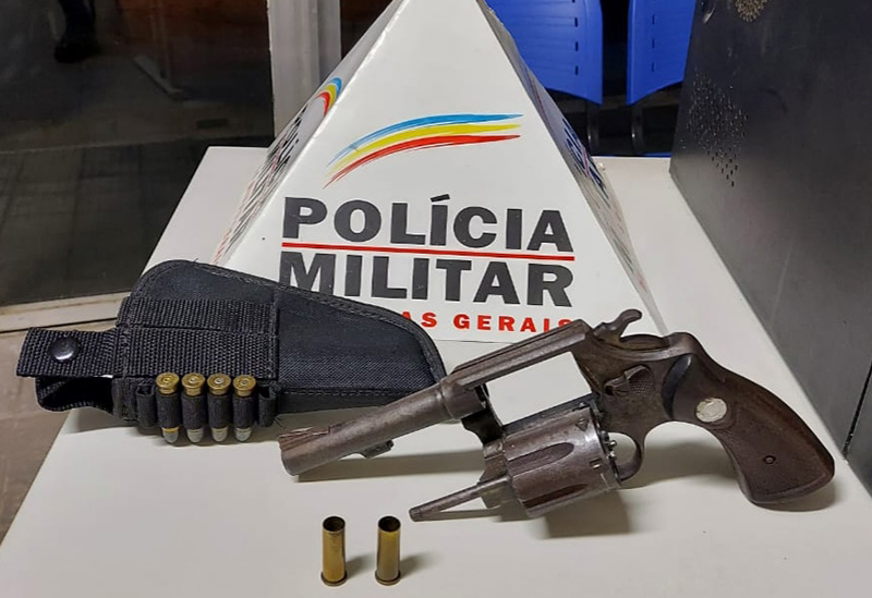 Homem é preso após PM encontrar arma de fogo em seu carro