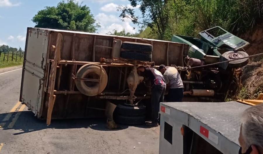 Colisão entre caminhão e carro deixa um ferido em Astolfo Dutra