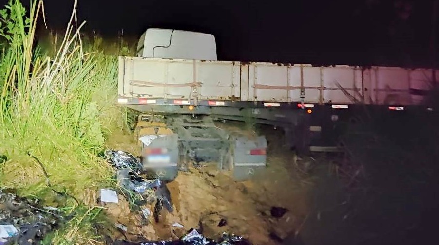 Colisão entre carro e carreta deixa dois mortos em Leopoldina