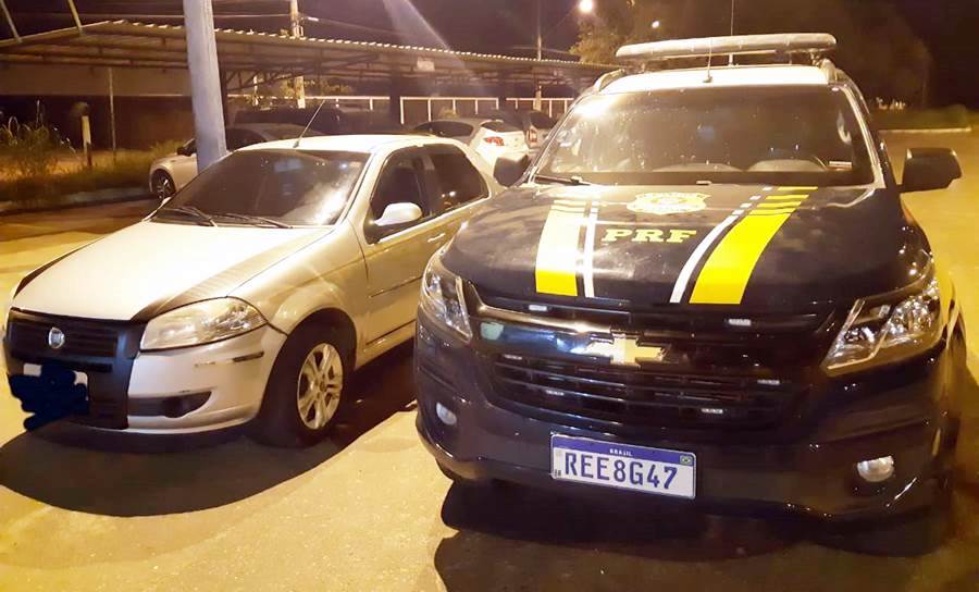 Carro roubado há seis anos em Niterói é recuperado pela PRF em Muriaé