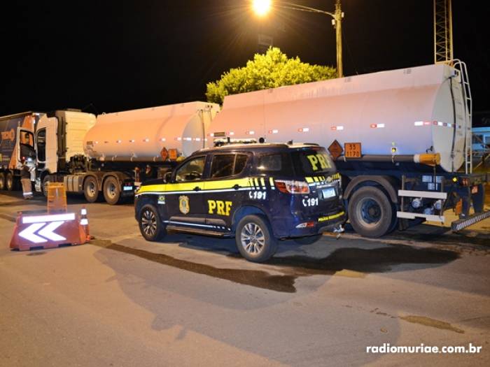 Carreta com mais de 17 mil litros de combustível é apreendida em Muriaé