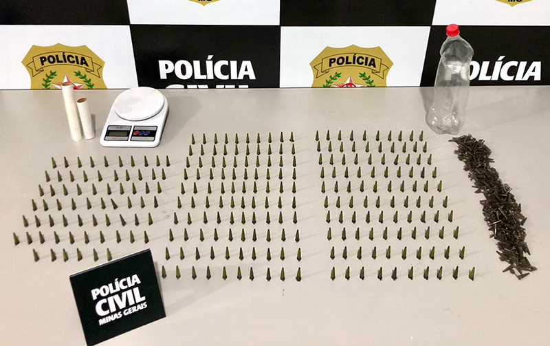 Operação prende dois suspeitos e apreende mais de 260 pinos de cocaína