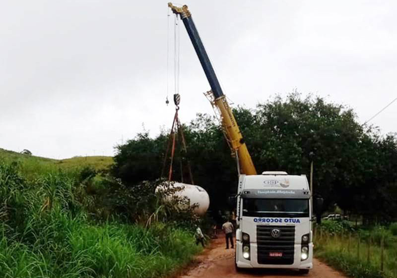 Após mais de 72 horas, carreta com gás é removida do local do acidente