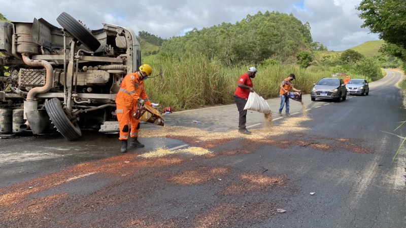 Carreta tomba no trevo e interdita parte da estrada Cataguases-Leopoldina