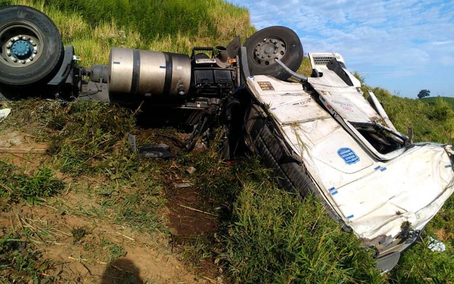 Carreta tomba e deixa dois feridos na Serra da Vileta em Leopoldina