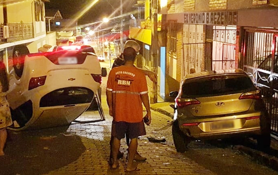 Carro capota e atinge outro veículo em Leopoldina