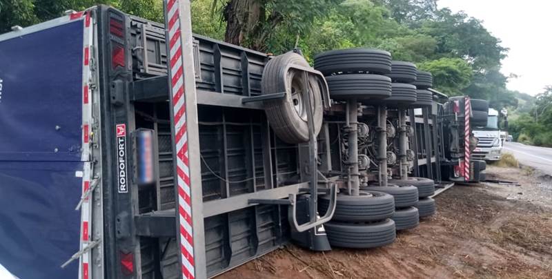 Carreta tomba na BR-116 próximo à Bica D’água em Leopoldina