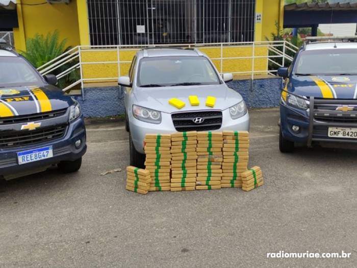 Em Muriaé, PRF apreende 74 barras de drogas em fundo falso de veículo