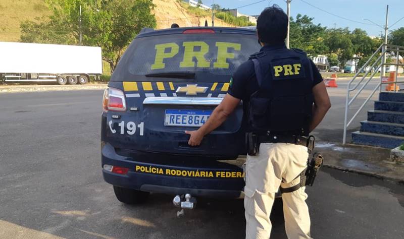 PRF prende foragido por estupro durante fiscalização em Muriaé