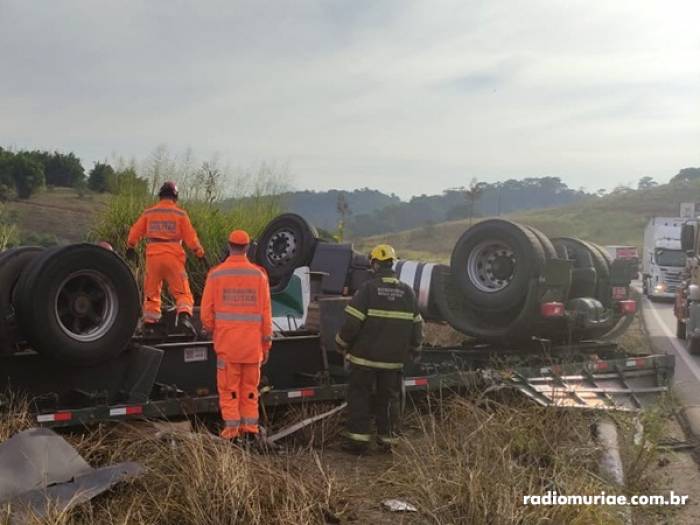 Caminhoneiro morre após carreta tombar na Serra do Belvedere, em Muriaé