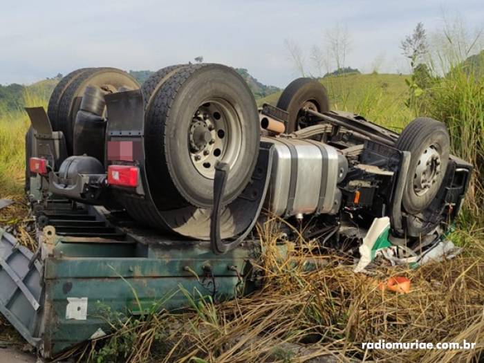 Caminhoneiro morre após carreta