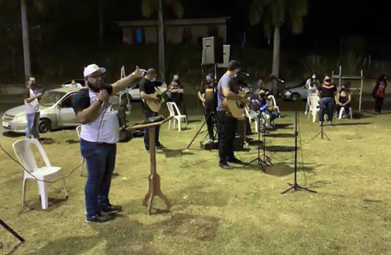 Pastor descumpre decreto e faz culto em praça da Taquara Preta