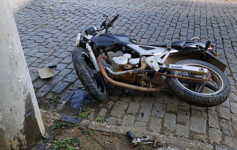 Homem furta motocicleta, sofre acidente, foge sem tornozeleira e é preso