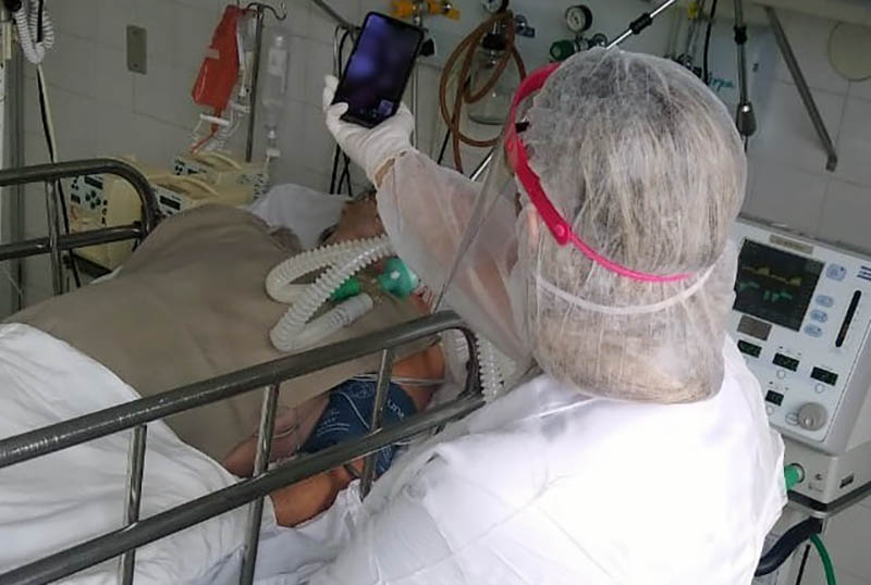 Hospital adota visita virtual a familiares de pacientes internados
