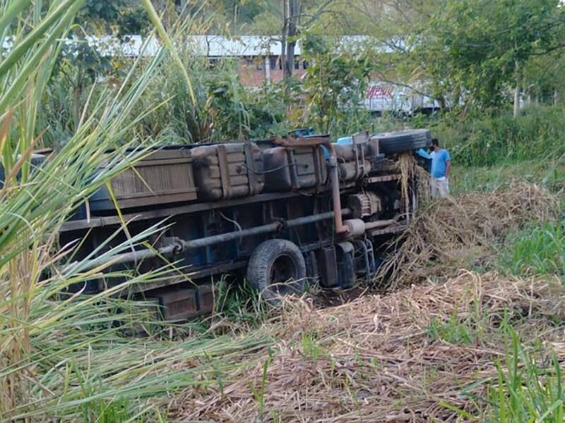 Caminhão com carga animal bate em automóvel e tomba em Além Paraíba