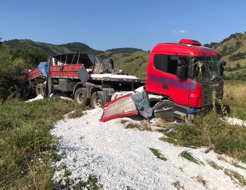 Acidente entre bitrem e carro deixa feridos na BR-267 em Leopoldina