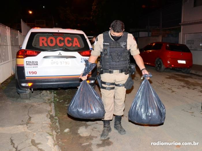 PM apreende mais seis mil pinos de cocaína em bairro de Muriaé