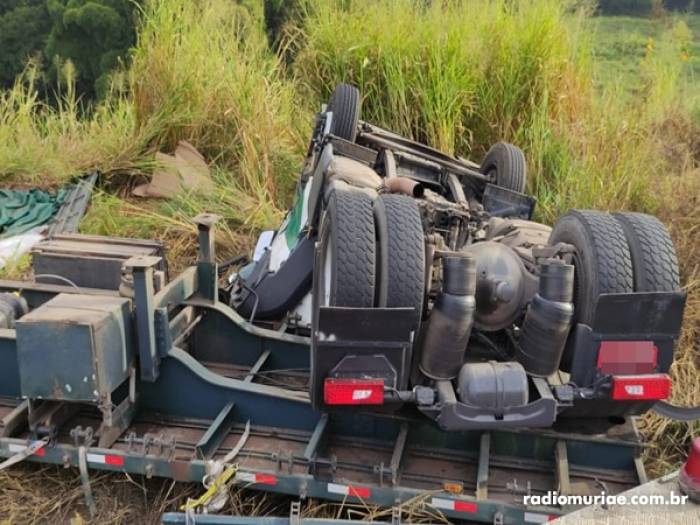 Caminhoneiro morre após carreta