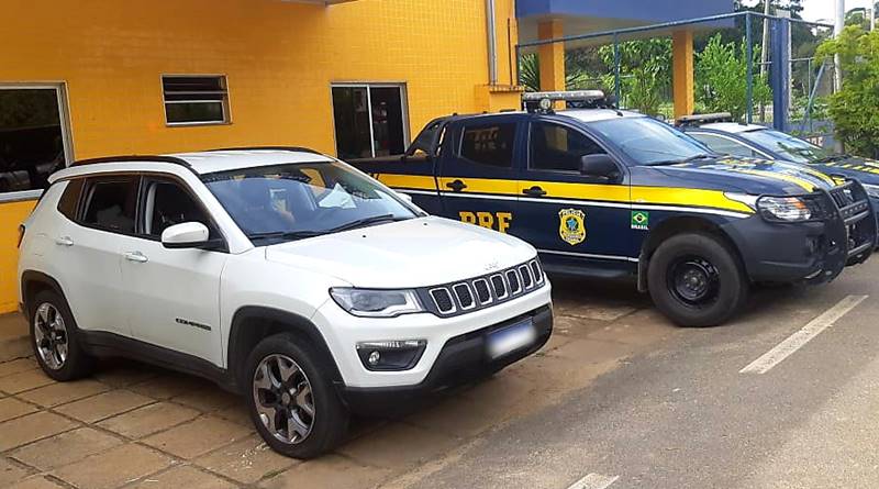 PRF recupera veículo furtado durante fiscalização em Leopoldina