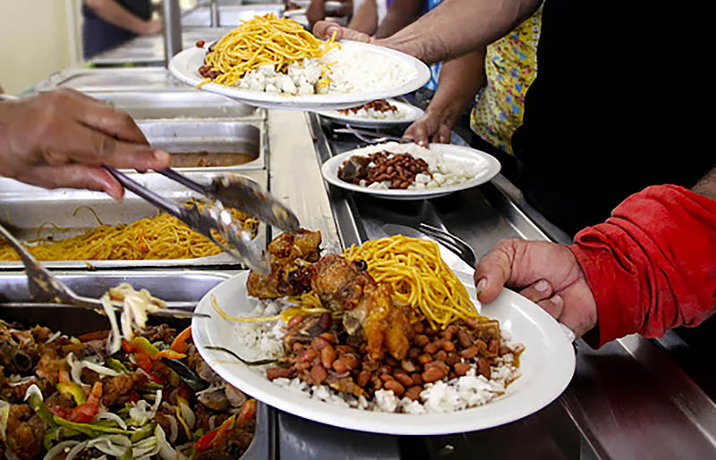Restaurantes voltam a receber clientes para almoço, conforme novo decreto