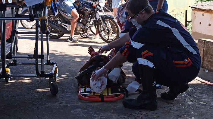 Homem é atingido por seis golpes de faca em Muriaé