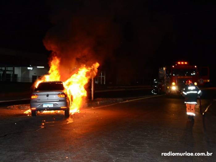 Carro pega fogo e casal fica ferido após colisão em Muriaé