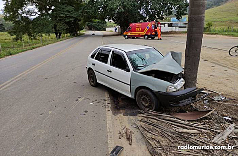 Carro bate em árvore e deixa duas pessoas feridas, em Muriaé