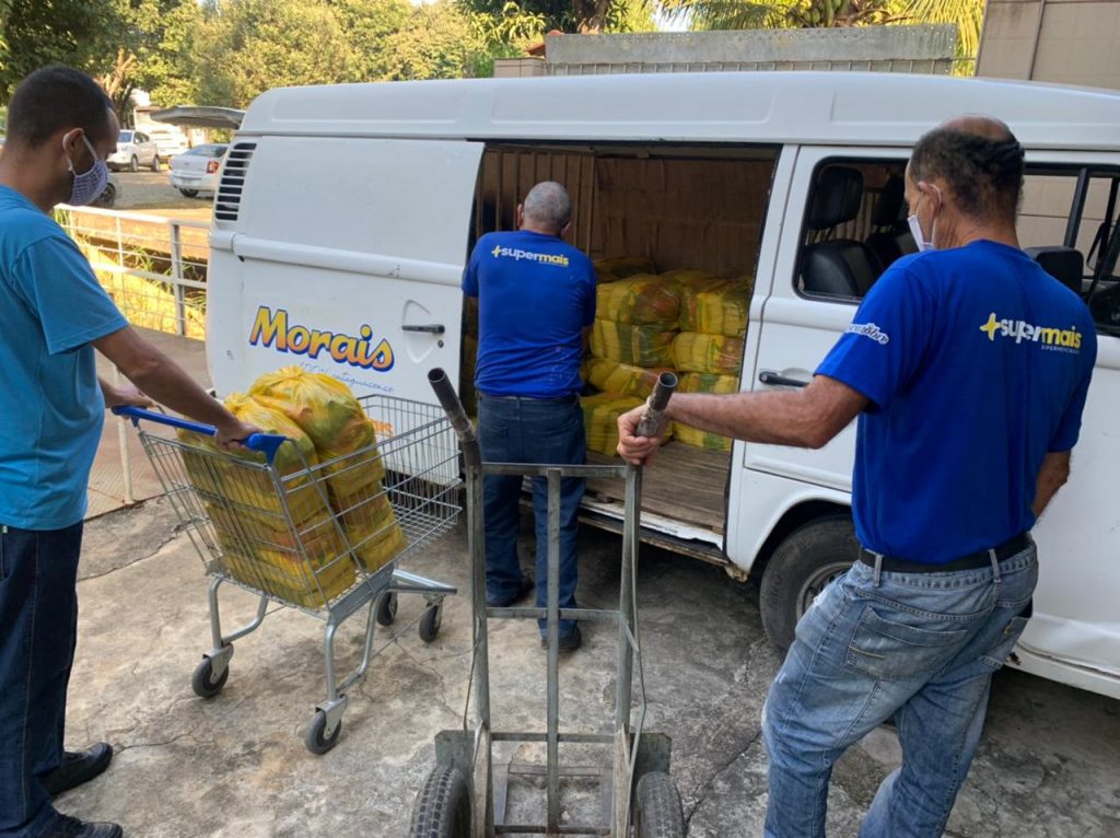 Famílias vinculadas a Apae de Cataguases recebem 60 cestas básicas