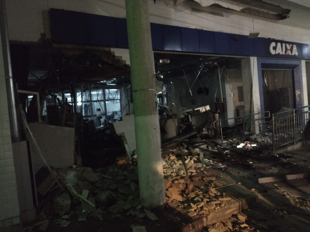 Bandidos explodem caixas eletrônicos de agência Bancária em Pirapetinga