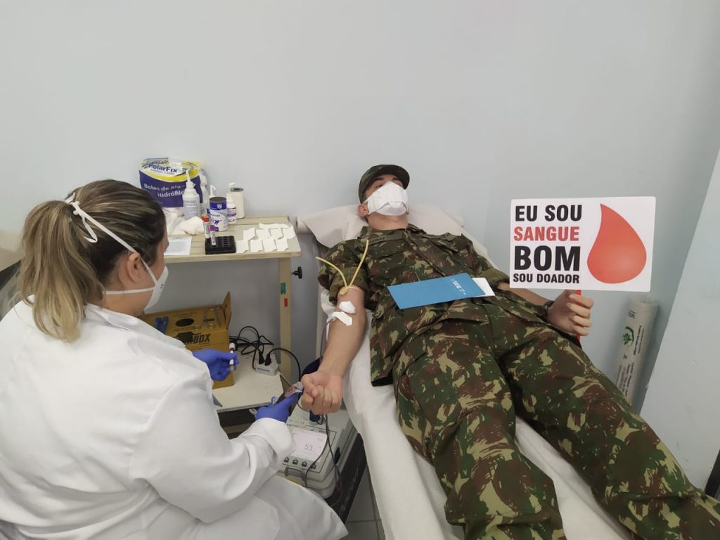 Onze Atiradores do Tiro de Guerra fazem doação de sangue