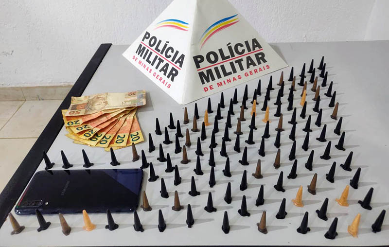 Polícia Militar apreende 128 pinos de cocaína em Dona Euzébia