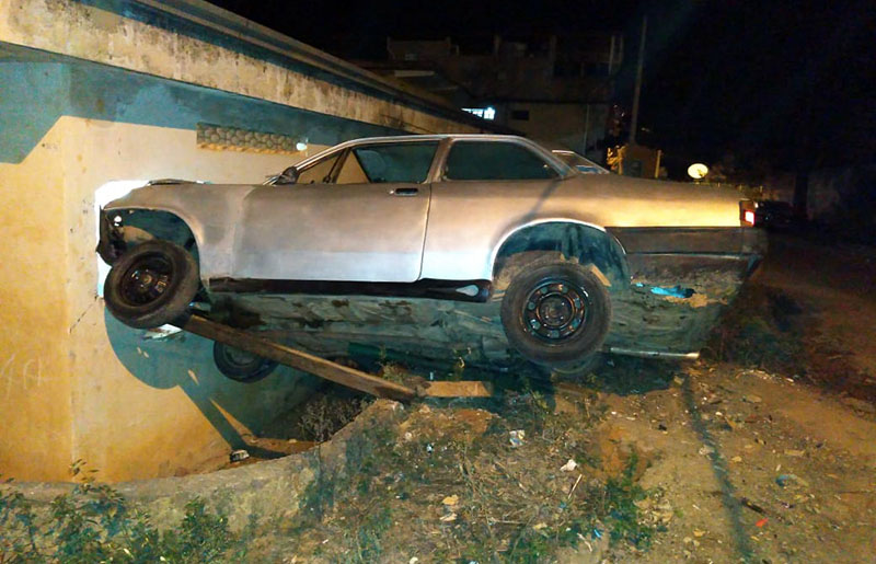 Carro descontrolado quase invade residência no Bairro São Pedro